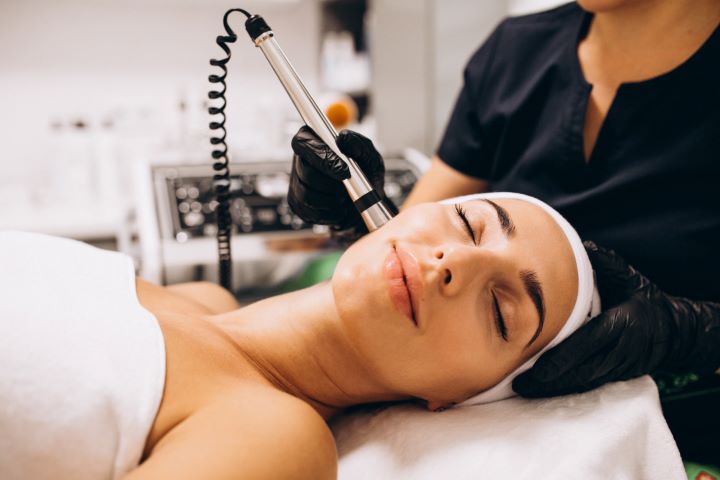 woman making beauty procedures beauty salon