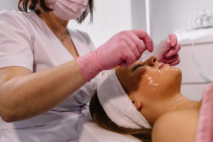 rsz beautician doctor puts a mask on the face of a mat 2023 11 27 05 34 02 utc