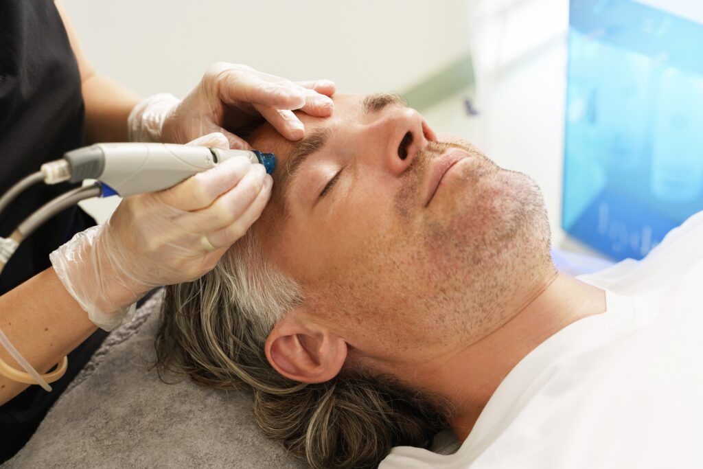 Middle,Aged,Male,Client,During,Deep,Facial,Cleansing,In,A